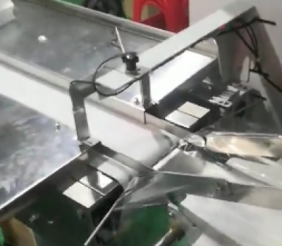 全自動(dòng)包裝機(jī)包裝護(hù)目鏡作業(yè)現(xiàn)場(chǎng)